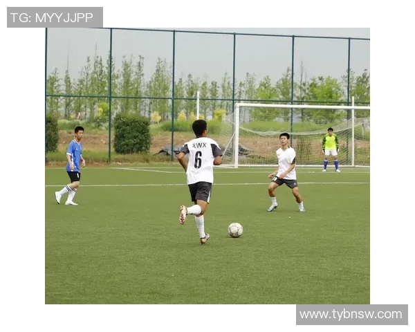 以足球球星经典庆祝pose诠释激情与力量的运动艺术魅力